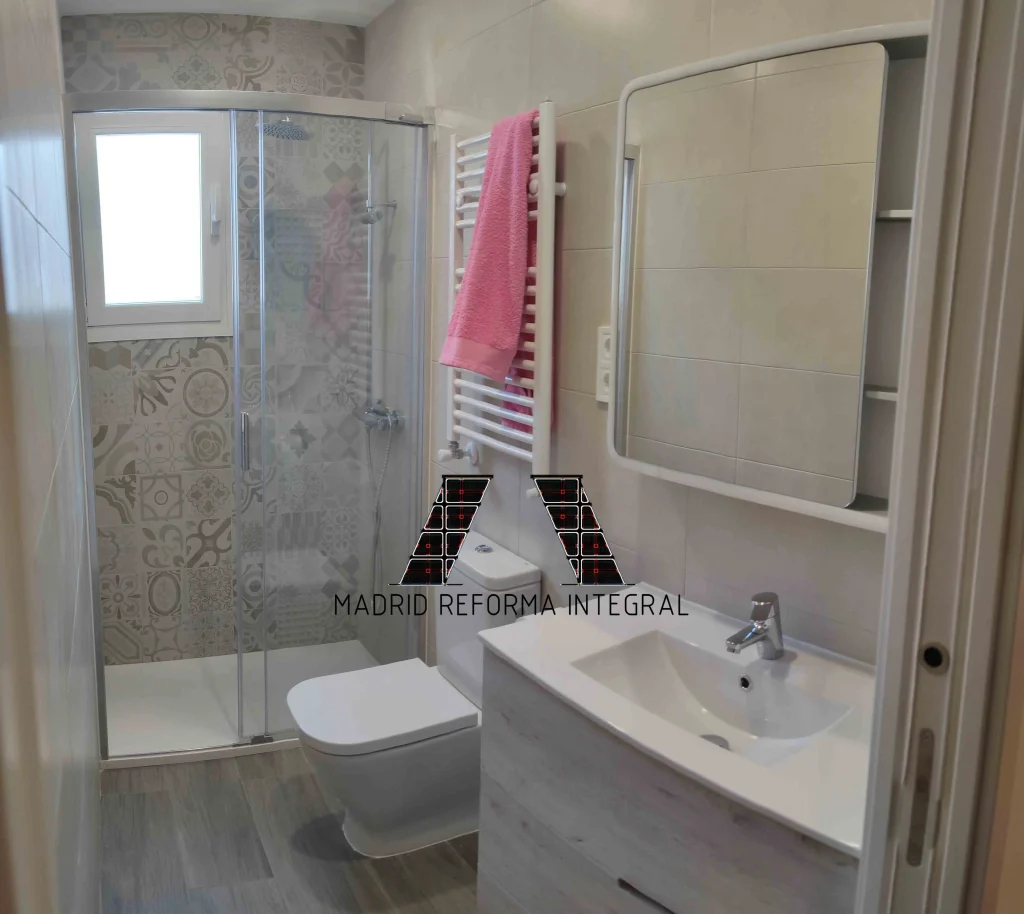 baño con mosaicos