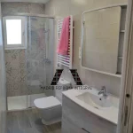 baño con mosaicos