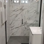 Baño para discapacitados, con plato de ducha de obra