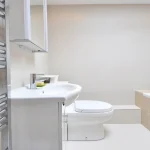 reforma de baño con bañera blanca