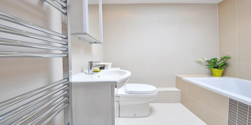 baño con bañera blanca