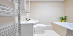 baño con bañera blanca
