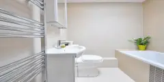 baño con bañera blanca
